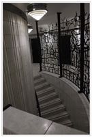 Mramorové schodiště z hotelového patra do recepce